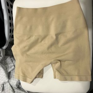 AMPLIFY SHORT 4.5"
Women's Seamless Scrunch Short
Hazelnut